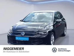 Grenadillschwarz metallic (metallic) Gebraucht 2024 VW Golf VIII Life Limousine | 24.690 € (Fairer Preis)