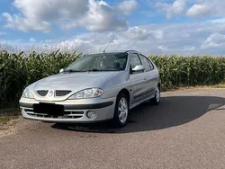 Silber Gebraucht 2001 Renault Mégane Expression Limousine | 1.950 € (Fairer Preis)