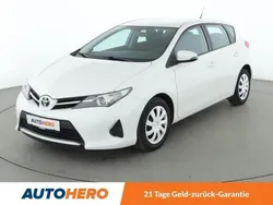 Weiß Gebraucht 2015 Toyota Auris Cool Limousine | 9.860 € (Fairer Preis)
