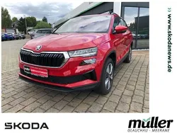 Rot (velvetrot metallic) Gebraucht 2024 Skoda Karoq Selection SUV | 30.990 € (Guter Preis)