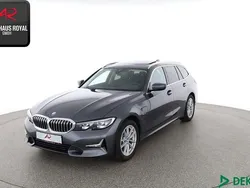 Grau Gebraucht 2021 BMW 320e Luxury Line Kombi | 23.680 € (Fairer Preis)