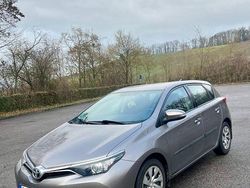 Grau Gebraucht 2016 Toyota Auris Limousine | 8.900 € (Fairer Preis)