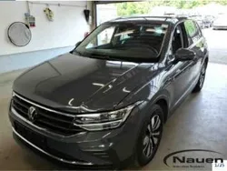 Delfingrau (metallic) Gebraucht 2024 VW Tiguan Move SUV | 32.481 € (Guter Preis)