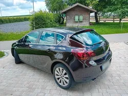 Braun Gebraucht 2012 Opel Astra Limousine | 6.000 € (Etwas zu teuer)