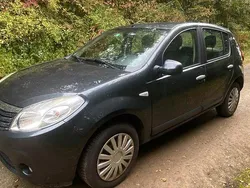 Grau Gebraucht 2009 Dacia Sandero Kleinwagen | 2.690 € (Etwas zu teuer)