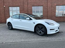 Weiß Gebraucht 2021 Tesla Model 3 Standard Range Plus Limousine | 23.500 € (Superpreis)