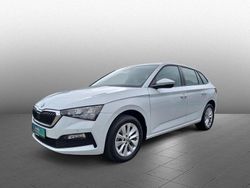 Weiß (moonweiss metallic) Gebraucht 2023 Skoda Scala Ambition Kleinwagen | 20.890 € (Fairer Preis)