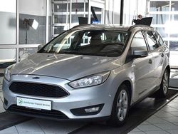Silber Gebraucht 2016 Ford Focus Trend Limousine | 4.940 €