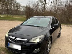 Schwarz Gebraucht 2011 Opel Astra Limousine | 5.000 € (Etwas zu teuer)