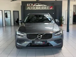 Grau Gebraucht 2019 Volvo V60 CC Pro Kombi | 21.600 € (Fairer Preis)