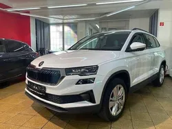 Weiß (metallic) Gebraucht 2024 Skoda Karoq Selection SUV | 29.990 € (Fairer Preis)