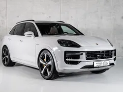 Kreide Neu 2024 Porsche Cayenne Turbo E-Hybrid SUV | 208.870 € (Teuer)