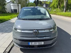 Grau Gebraucht 2025 VW Multivan Van / Kleinbus | 72.000 €