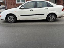 Weiß Gebraucht 2000 Ford Focus Futura Limousine | 1.800 € (Fairer Preis)