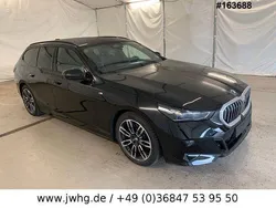 Black metallic Gebraucht 2024 BMW 520 M Sport Kombi | 48.950 €