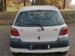 Weiß Gebraucht 2003 Toyota Yaris Kleinwagen | 600 € (Guter Preis)