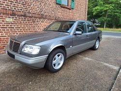 Grau Gebraucht 1993 Mercedes E200 Limousine | 4.500 €