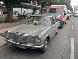 Grau Gebraucht 1972 Mercedes 220 Limousine | 29.999 €