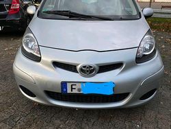 Silber Gebraucht 2011 Toyota Aygo Kleinwagen | 2.700 € (Etwas zu teuer)