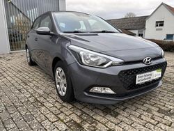 Star dust Gebraucht 2017 Hyundai i20 Trend Limousine | 10.590 € (Etwas zu teuer)