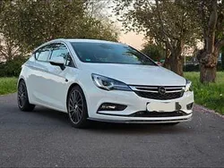 Weiß Gebraucht 2017 Opel Astra Innovation Limousine | 15.000 € (Etwas zu teuer)