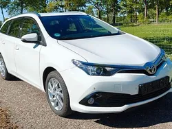 Weiß Gebraucht 2016 Toyota Auris Touring Sports Edition-S Kombi | 13.899 € (Fairer Preis)