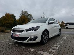 Weiß Gebraucht 2016 Peugeot 308 Allure Limousine | 11.950 € (Teuer)