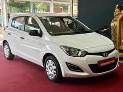 Weiß Gebraucht 2014 Hyundai i20 Edition Limousine | 6.490 € (Fairer Preis)