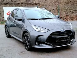 Grau Gebraucht 2022 Toyota Yaris Hybrid Limousine | 20.600 € (Etwas zu teuer)