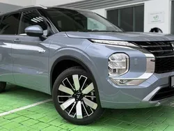 Grau Neu 2025 Mitsubishi Outlander P-HEV Top SUV | 57.950 €