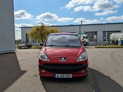 Rot Gebraucht 2006 Peugeot 1007 Kleinwagen | 1.390 € (Fairer Preis)