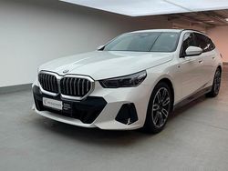 Alpinweiss Gebraucht 2024 BMW 520 Comfort Edition Kombi | 50.749 € (Guter Preis)