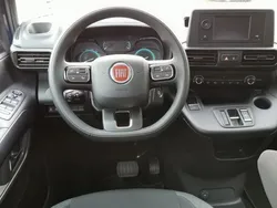 Blau Gebraucht 2023 Fiat e-Doblò Launch Edition Van / Kleinbus | 44.802 €