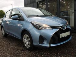 Blau Gebraucht 2014 Toyota Yaris Hybrid Comfort Limousine | 10.995 € (Fairer Preis)