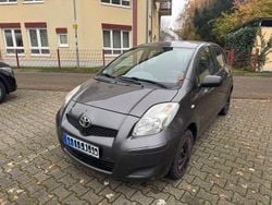 Grau Gebraucht 2010 Toyota Yaris Cool Limousine | 1.990 € (Superpreis)