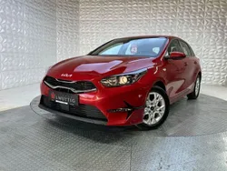 Rot Gebraucht 2023 Kia Ceed 4 Limousine | 18.690 € (Superpreis)
