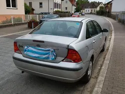 Silber Gebraucht 2002 Ford Focus Ghia Limousine | 999 € (Guter Preis)