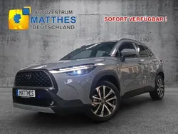 Platinumweiß perleffekt Neu 2025 Toyota Corolla Cross Style SUV | 31.999 € (Superpreis)