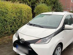 Weiß Gebraucht 2015 Toyota Aygo Touch Kleinwagen | 6.600 € (Fairer Preis)