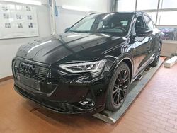 Mythosschwarz metallic Gebraucht 2022 Audi e-tron Sportback Black Edition SUV | 41.315 € (Guter Preis)