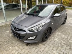 Grau Gebraucht 2013 Hyundai i30 Style Limousine | 3.999 € (Fairer Preis)