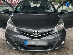 Grau Gebraucht 2012 Toyota Yaris Club Kleinwagen | 4.999 €
