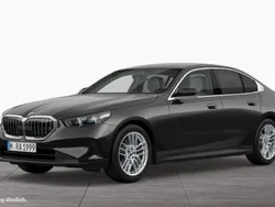 Grau Gebraucht 2024 BMW 520 Comfort Edition Limousine | 53.680 € (Fairer Preis)