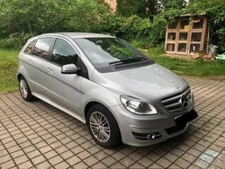 Silber Gebraucht 2011 Mercedes B200 Van / Kleinbus | 12.690 €
