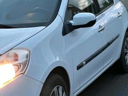 Weiß Gebraucht 2011 Renault Clio II Limousine | 3.200 €