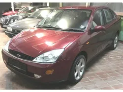 Rot metallic Gebraucht 2001 Ford Focus Ghia Limousine | 2.500 € (Etwas zu teuer)