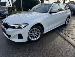 Weiß Gebraucht 2022 BMW 320 Sport Line Kombi | 21.950 € (Guter Preis)