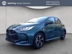 Grün Neu 2025 Toyota Yaris Hybrid Limousine | 27.890 € (Fairer Preis)