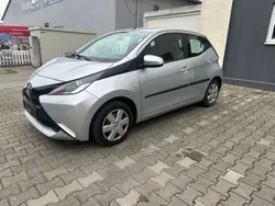 Silber Gebraucht 2015 Toyota Aygo X-play Kleinwagen | 9.290 € (Fairer Preis)