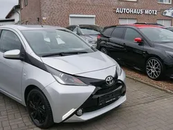 Silber Gebraucht 2015 Toyota Aygo X-play Kleinwagen | 8.600 € (Fairer Preis)